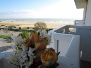 Wonderful apartment in front of the sea by Beahost